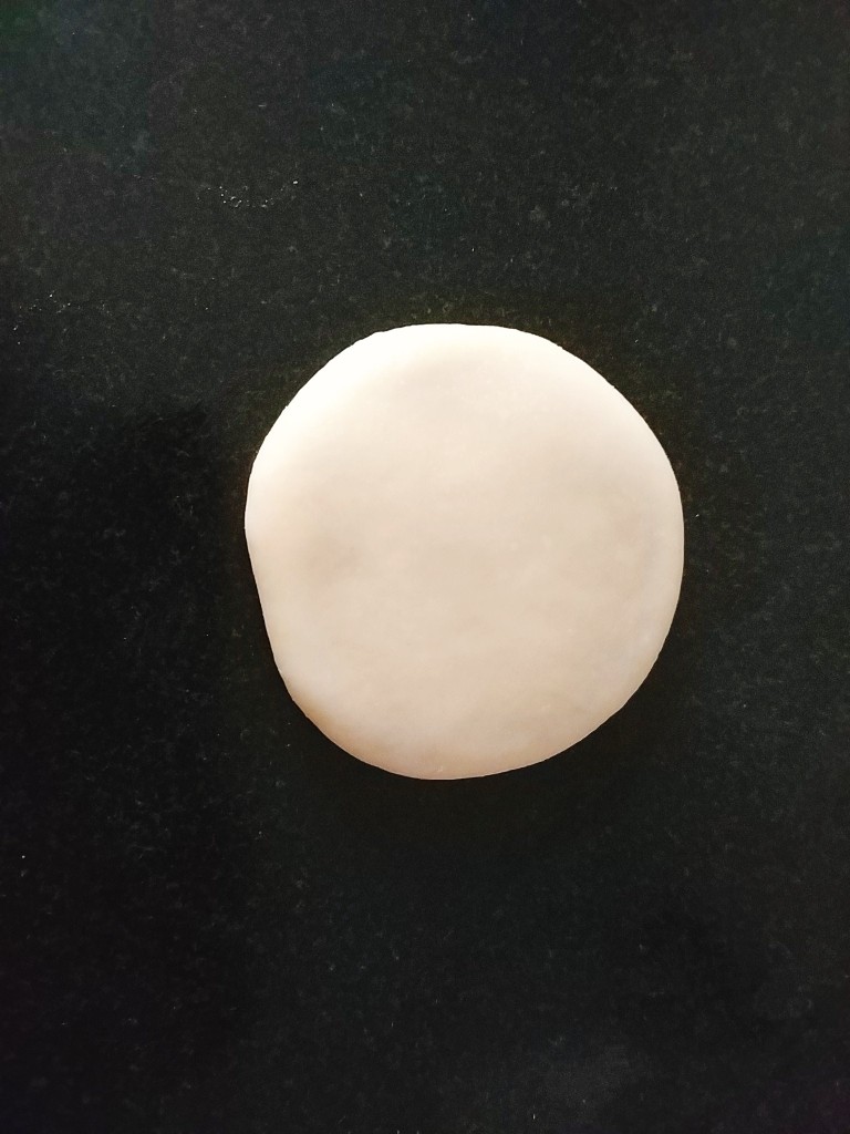 桃花酥,用手掌压扁;