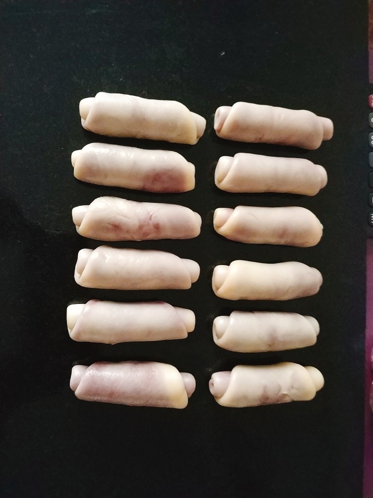 桃花酥,用保鲜膜盖起来,静置松弛 20分钟,每个步骤操作完都要用保鲜膜盖好,防止水份流失;