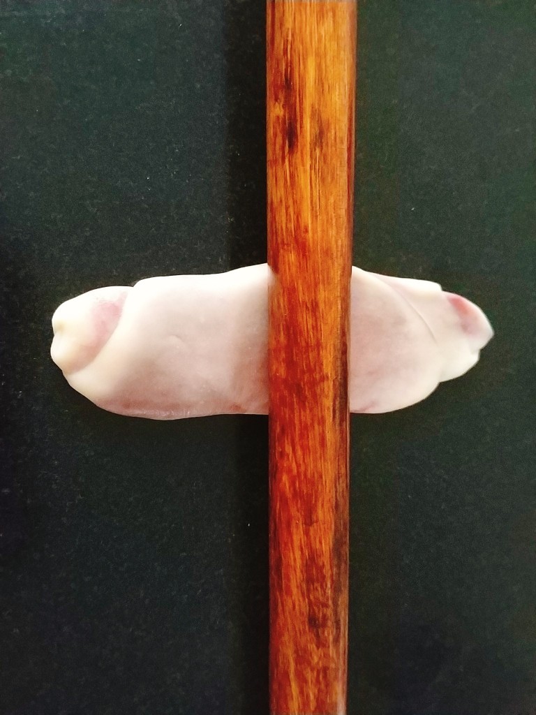 桃花酥,再重复擀卷,还是在中间先往上擀一下,再从中间往下擀一下;