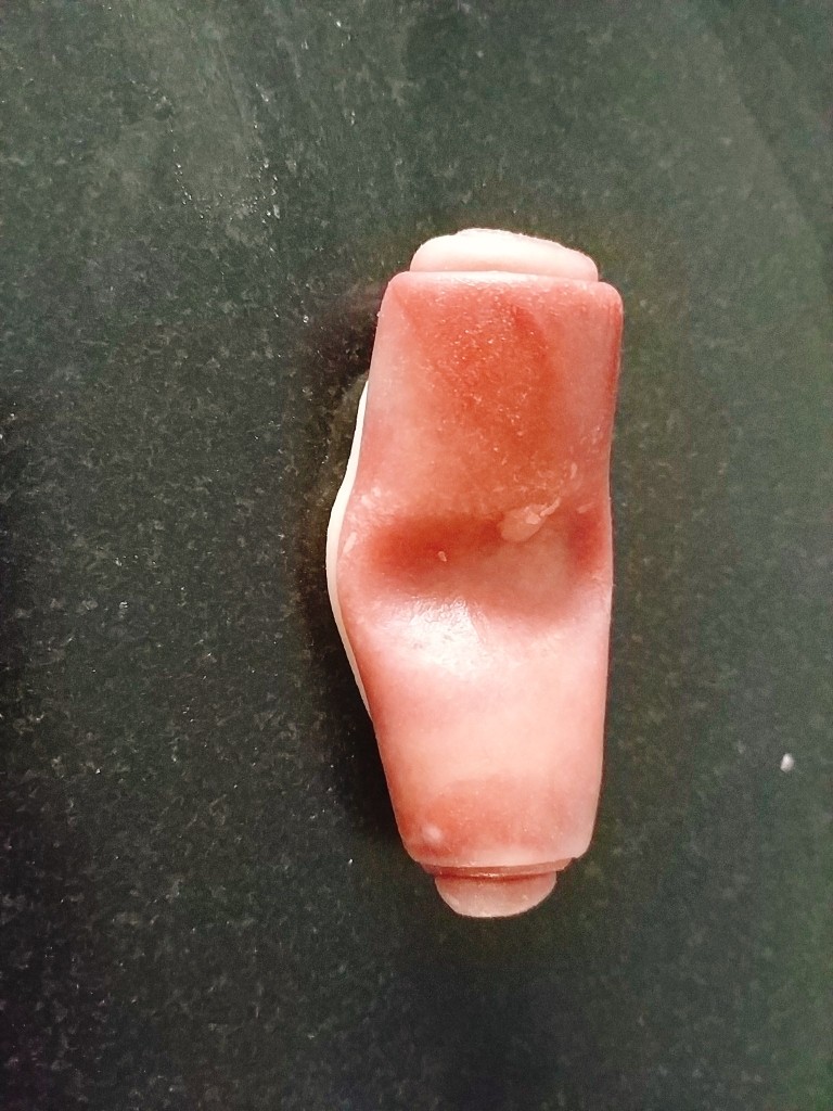 桃花酥,松弛好的卷,用食指或者中指在中间按压一下;