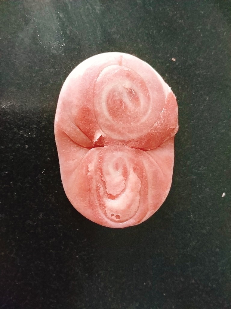 桃花酥,再用手掌按压平;