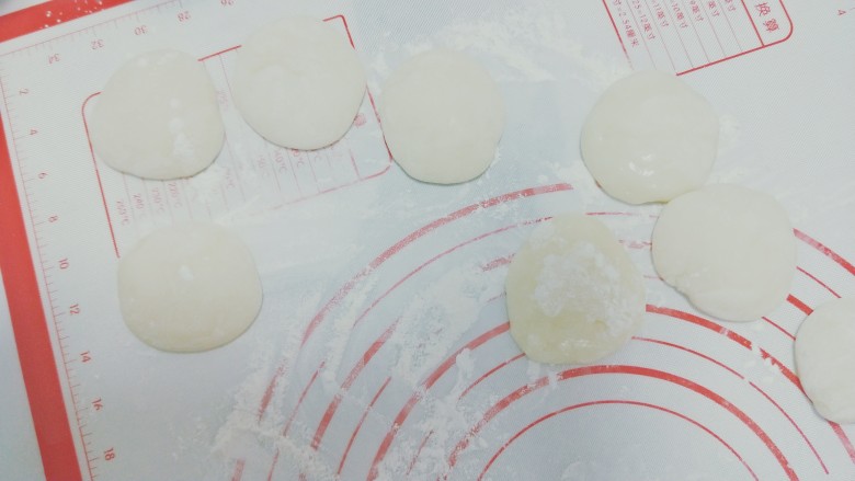 雪媚娘,将揉好的面团称重,每40g一份