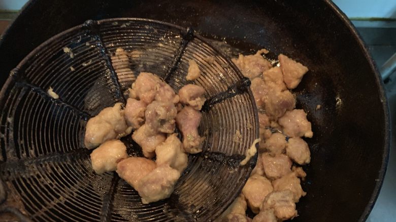菠萝咕咾肉,炸至变色后捞出来,然后在升高油温把肉复炸一次