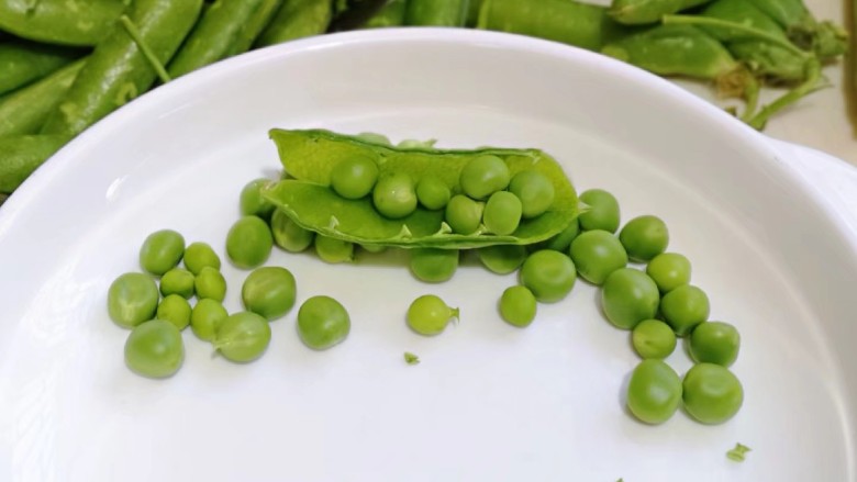 豌豆炒萝卜干,将豌豆粒剥出,一次吃不完可以密封速冻。