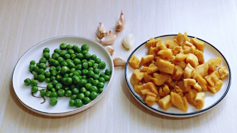 豌豆炒萝卜干,准备好所有食材。