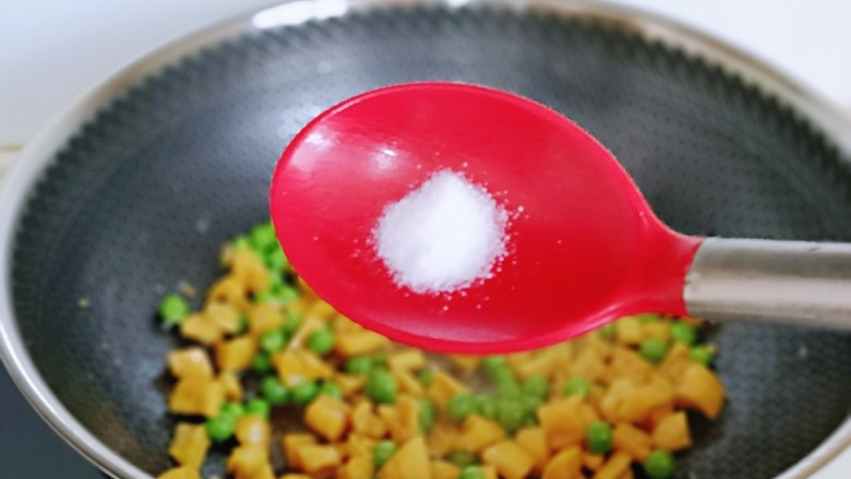 豌豆炒萝卜干,按个人口味加入盐,小火翻炒2分钟。