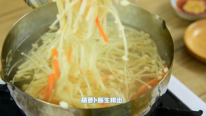 伙计们,天气慢慢转热,冷菜可以准备起来了,胡萝卜断生捞出。