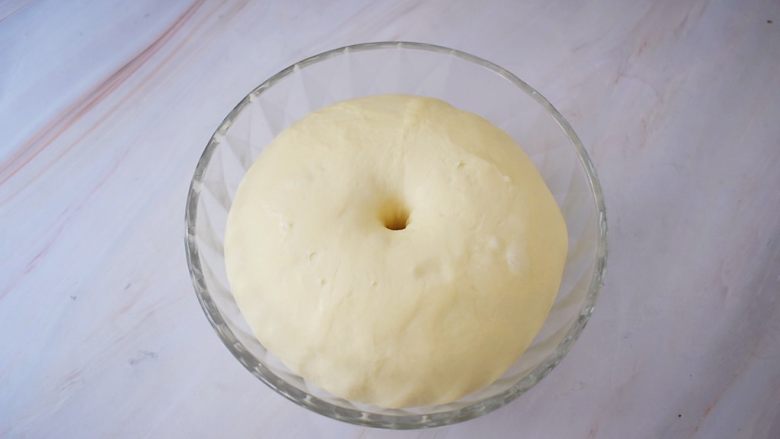 自制健康油条,等面团发酵至两倍大,手指沾水或面粉戳面团一小洞,不反弹不回缩即发酵成功