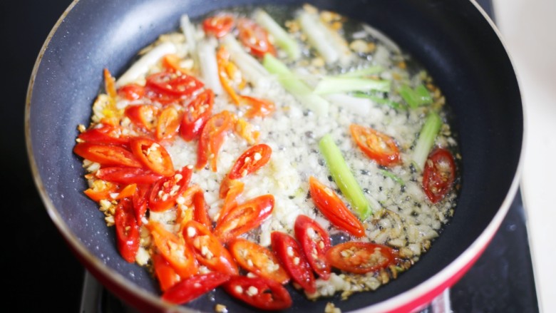 拿肉都不换的素炒香菇,锅中放油,烧热后倒入大蒜、葱白、红椒爆香