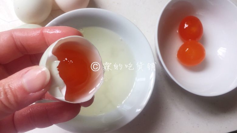 小龙虾鲜笋咸蛋黄烧卖,蒸糯米的时候,可以做下面的事:鲜的咸鸭蛋,去蛋白留蛋黄(我喜欢这种,嫌麻烦的可以直接买那种袋装的<a style='color:red;display:inline-block;' href='/shicai/ 9596'>咸蛋黄</a>。)