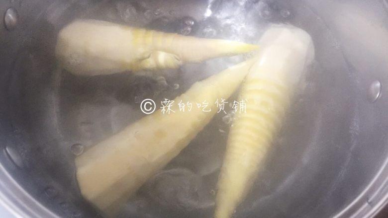 小龙虾鲜笋咸蛋黄烧卖,竹笋汆水，去草酸。