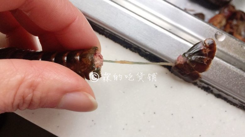 小龙虾鲜笋咸蛋黄烧卖,刽子手出现!因为是剥虾肉,所以尾巴那里整个折断后轻轻扭一扭,再一抽,泥筋就整个被抽出来了。