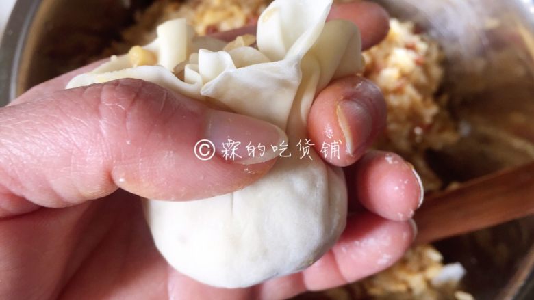 小龙虾鲜笋咸蛋黄烧卖,然后往上一收,就是拿手指这么围个圈,稍微捏紧点,就OK了。