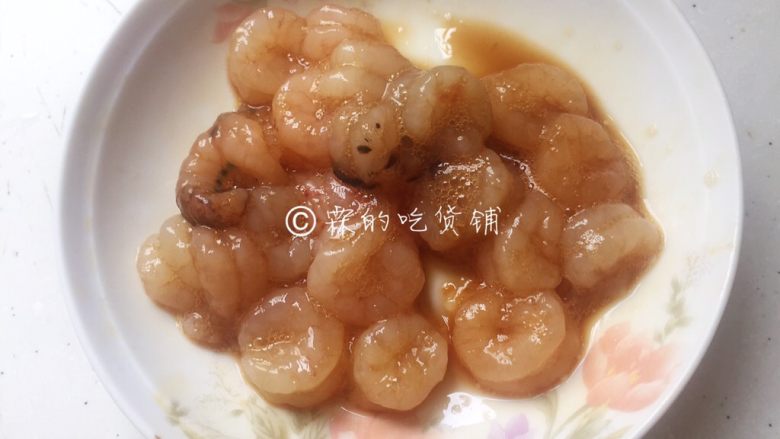 小龙虾鲜笋咸蛋黄烧卖,洗净后,加料酒、<a style='color:red;display:inline-block;' href='/shicai/ 788'>生抽</a>,先腌制一会。