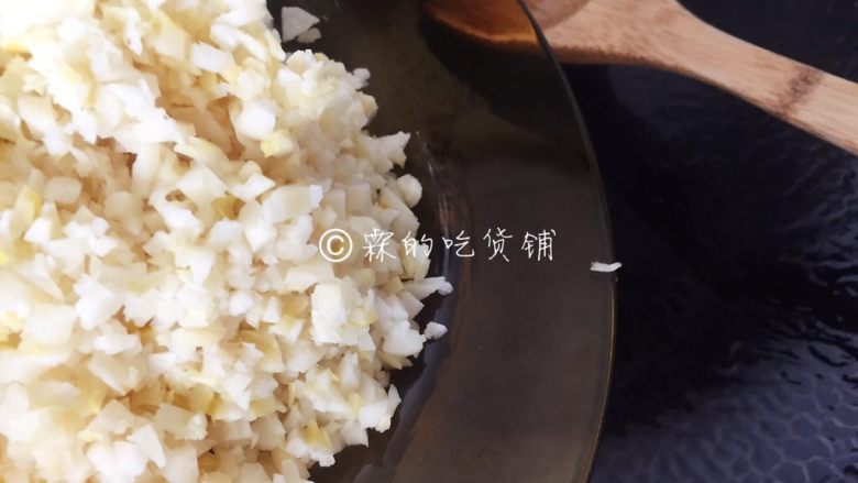 小龙虾鲜笋咸蛋黄烧卖,接着起油锅,把竹笋先倒入煸炒。