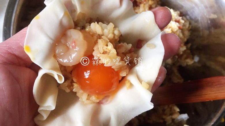 小龙虾鲜笋咸蛋黄烧卖,取一张烧卖皮,放上适量拌匀的糯米馅,再放上一个或半个咸蛋黄,<a style='color:red;display:inline-block;' href='/shicai/ 285'>小龙虾</a>肉肉放几个,随你。