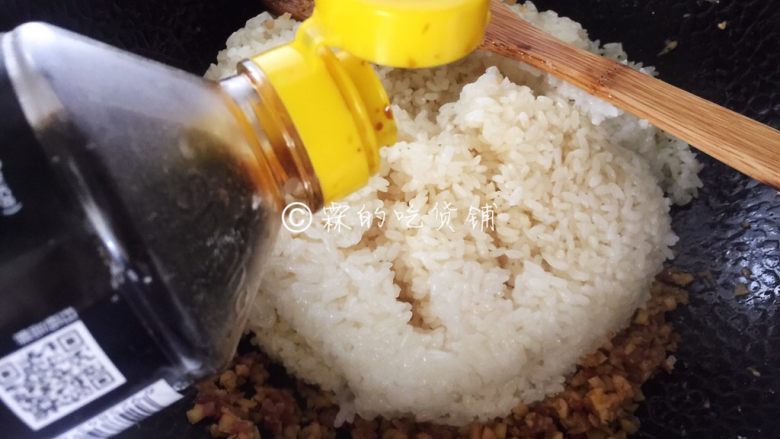 小龙虾鲜笋咸蛋黄烧卖,随后把蒸熟的糯米倒入,再根据个人口味加入生抽