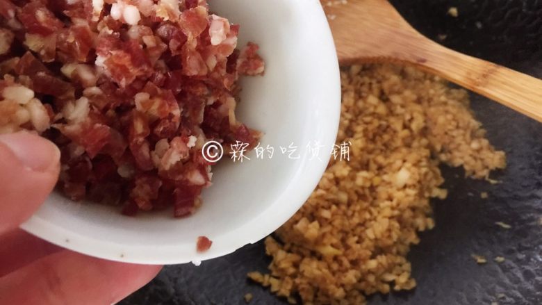 小龙虾鲜笋咸蛋黄烧卖,等笋差不多熟了,倒入香肠翻炒均匀。
