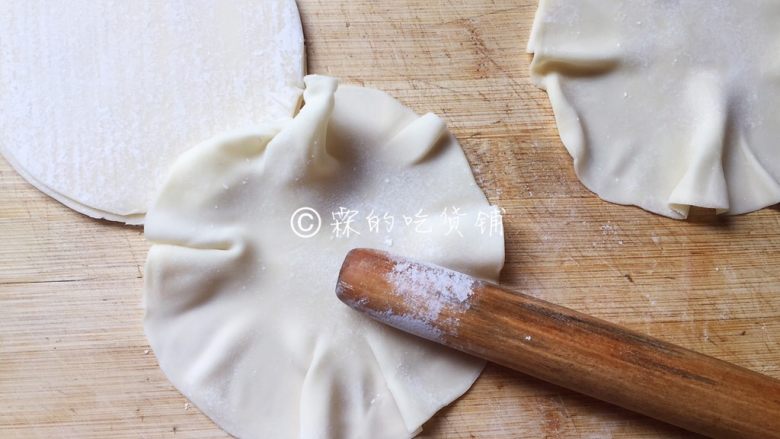 小龙虾鲜笋咸蛋黄烧卖,烧卖皮用擀面杖,把边上一圈擀薄,待会包出来的成品就会有漂亮的花边了。