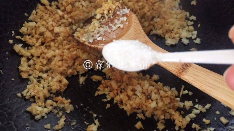 小龙虾鲜笋咸蛋黄烧卖,加生抽和白<a style='color:red;display:inline-block;' href='/shicai/ 10588'>糖</a>翻炒均匀后,再加一点点水,盖上锅盖焖煮2分钟左右。