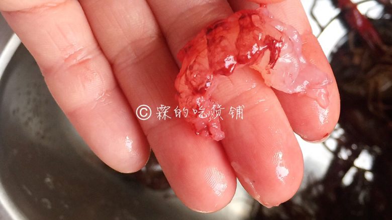 小龙虾鲜笋咸蛋黄烧卖,去头、去壳后剥出的虾肉。