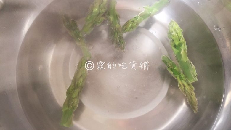 小炒荷包蛋,水里放点点盐，把芦笋尖烫熟。