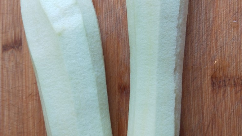 鱼香茄子 新文美食,切成长条块。