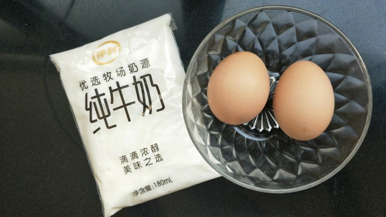 蔓越莓牛奶蒸蛋,准备两个鸡蛋,一袋牛奶。
