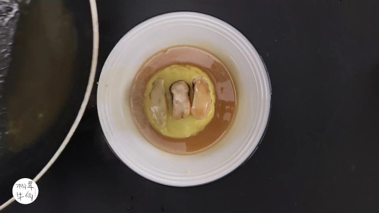 视频|松茸土豆泥|牛佤松茸食谱,把土豆放入蒸锅中蒸煮,熟透后捣成泥状,把醒开的(牛佤)冻干松茸菌摆放在土豆泥上,再把熬制好的酱汁浇淋其上,撒上少许<a style='color:red;display:inline-block;' href='/shicai/ 724'>胡椒</a>,即可享用。