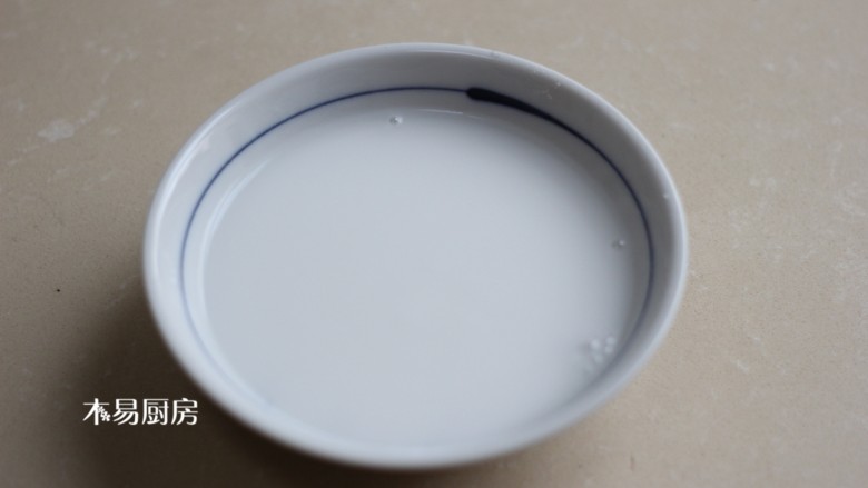 蚝油杏鲍菇,准备小半碗水淀粉,不要太粘稠了,勾一个薄芡就好。