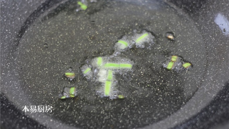 蚝油杏鲍菇,锅内放入1勺食用油,烧至6成热时下葱花,煸炒出葱香味,炒好葱花后,最好把葱花捞出来,这样做好的菜品里没有葱花渣渣更好看一些。