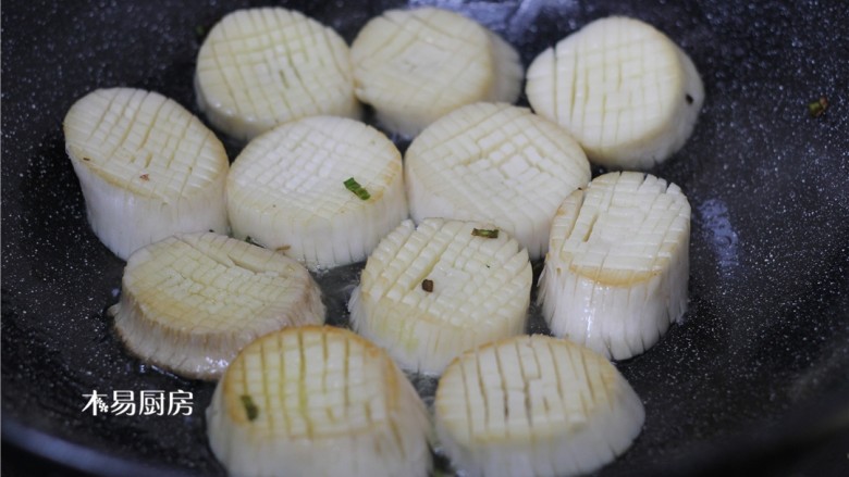 蚝油杏鲍菇,另一面也稍微煸一下,杏鲍菇表面经过煸炸后微微有些皱,很好看。