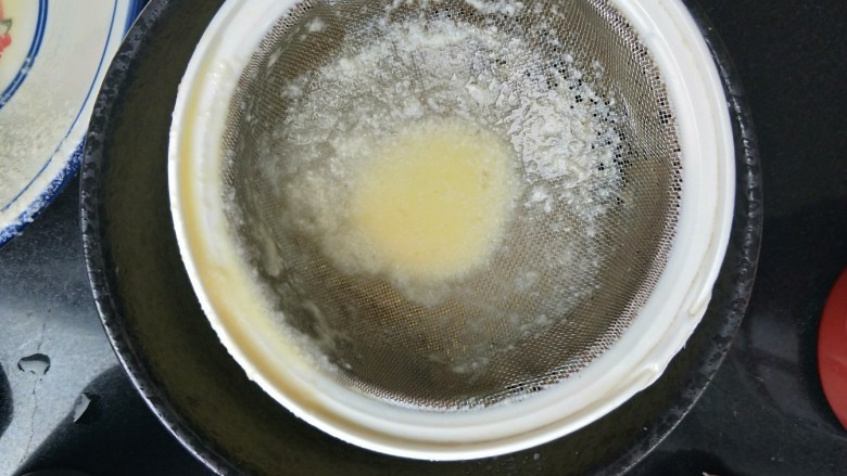 虾皮奶酪蛋羹,倒入鸡蛋液里,搅拌均匀,然后过滤一遍