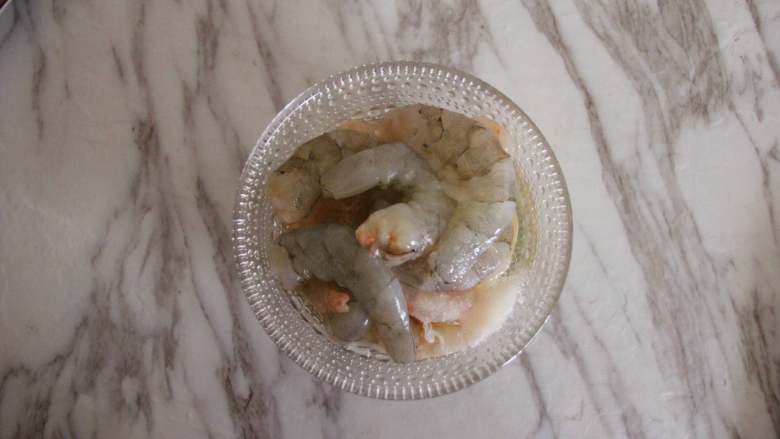 椰丝烤虾仁,大虾去掉头,剥皮抽出虾线。