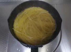 奶油培根意面酱,3.盖盖子煮8-10分钟。中小火煮。当心溢出来,看好锅,期间搅拌两次。用的不粘锅,不会粘锅糊底。