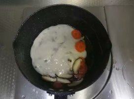 奶油培根意面酱,6.不粘锅里,开中火,倒入一点点玉米油,油温热,下香菇片胡萝卜片翻炒1-2分钟。倒入整包奶油培根意面酱。翻炒均匀。