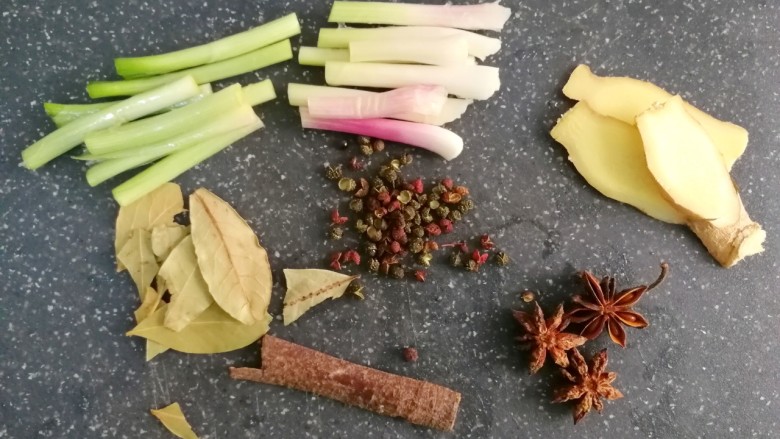五香毛豆,准备好各种香料,喜欢吃辣的小伙伴们,自己加上辣椒,我不吃辣的,就没加,怕麻烦,直接买个卤料包回来也是可以的