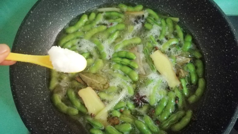 五香毛豆,加适量的盐,我加了满满两茶匙,要咸一点,不然不入味