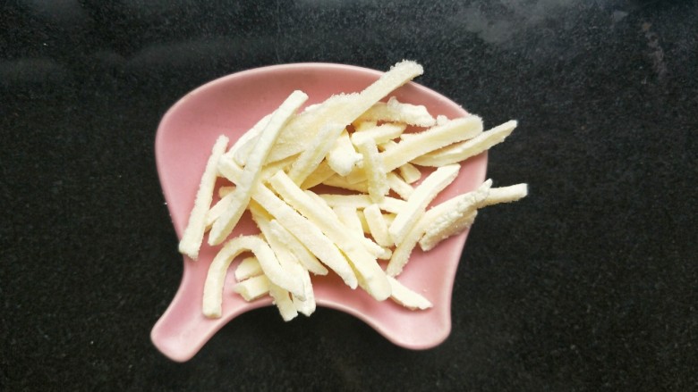 虾皮奶酪蛋羹,准备大约10克奶酪,再切碎一些