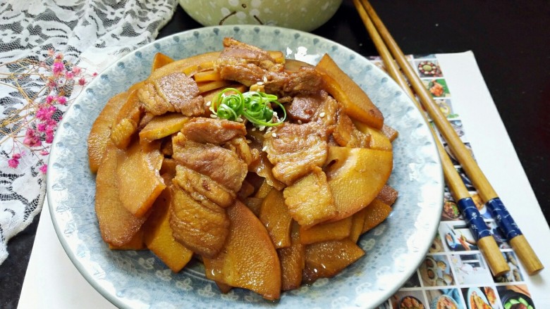 五花肉烧笋,拍上成品图,一盘五花肉烧笋就完成了。