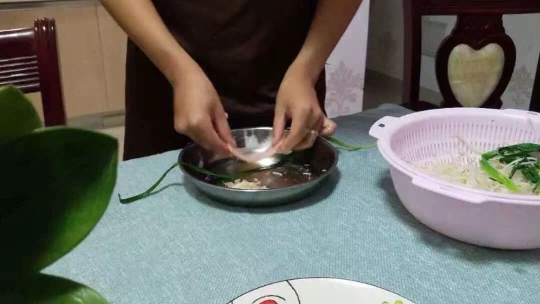 新式培根豆芽卷,把葱铺平,1分为2的培根拿半片放在葱上面。
