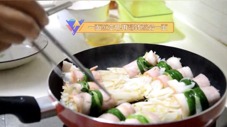 新式培根豆芽卷,1面煎变色,再翻转煎另1面。