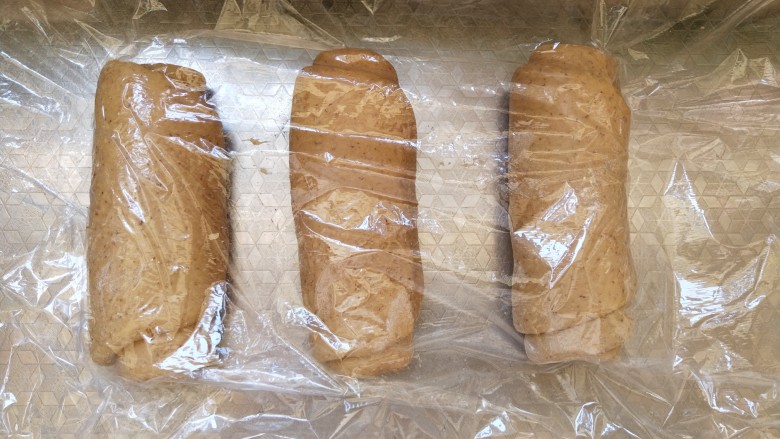 全麦红糖吐司,全部卷好再松弛10分钟,再擀长条第二次卷卷