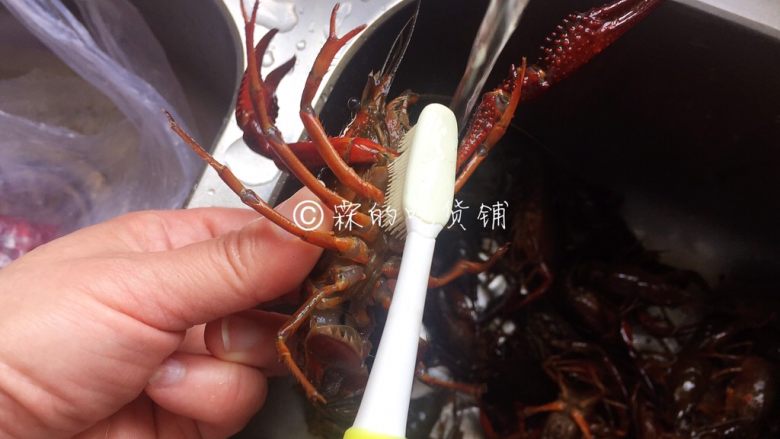 青花椒辣卤小龙虾,煮卤水的时候来处理<a style='color:red;display:inline-block;' href='/shicai/ 285'>小龙虾</a>,先用小刷子或牙刷,把<a style='color:red;display:inline-block;' href='/shicai/ 285'>小龙虾</a>的肚子啊,背啊,全部刷洗干净。如果怕咬到手,可以先把钳子剪掉再刷洗就会安全些,但是如果想做出来的样子好看些,那就冒一下风险留着钳子直接刷洗。