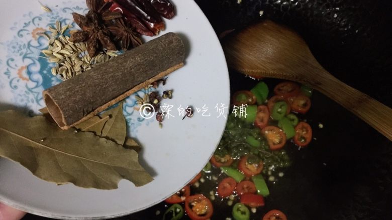 青花椒辣卤小龙虾,接着把所有的香辛料倒入,一起煸炒一下。