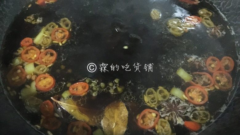 青花椒辣卤小龙虾,然后大火煮开,小火熬一会会就可以了。