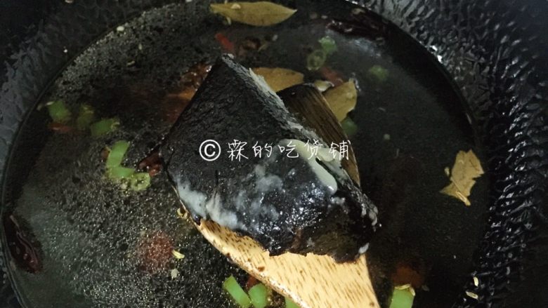 青花椒辣卤小龙虾,家里有老卤就加了一块,如果没有就忽略这一步。