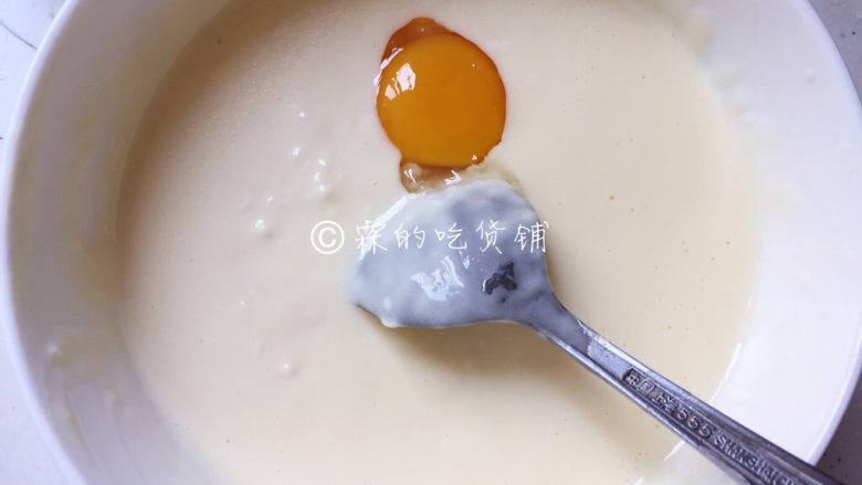 小龙虾奶酪快手酥饼,加入一个<a style='color:red;display:inline-block;' href='/shicai/ 15'>蛋黄</a>,搅拌均匀。