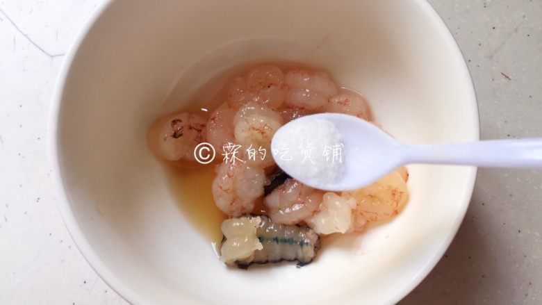 小龙虾奶酪快手酥饼,加盐、<a style='color:red;display:inline-block;' href='/shicai/ 718'>料酒</a>,腌制一会。