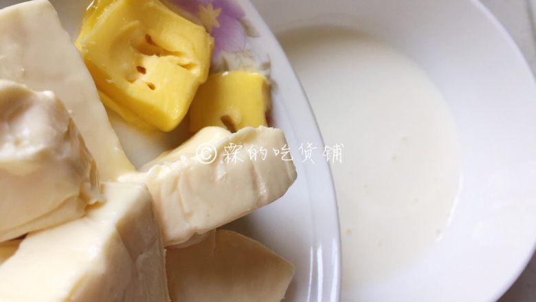 小龙虾奶酪快手酥饼,等黄油和奶油奶酪软化后,倒入淡奶油中搅拌均匀。